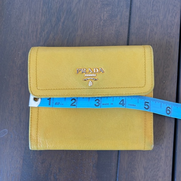 Prada Calf skin leather wallet in sole i l comes with box and cards - Picture 8 of 10